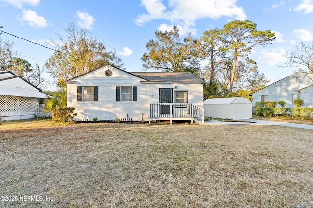 view of front of home with a front lawn