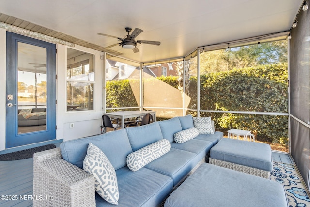 sunroom with ceiling fan