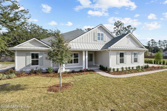 view of front facade featuring a front lawn