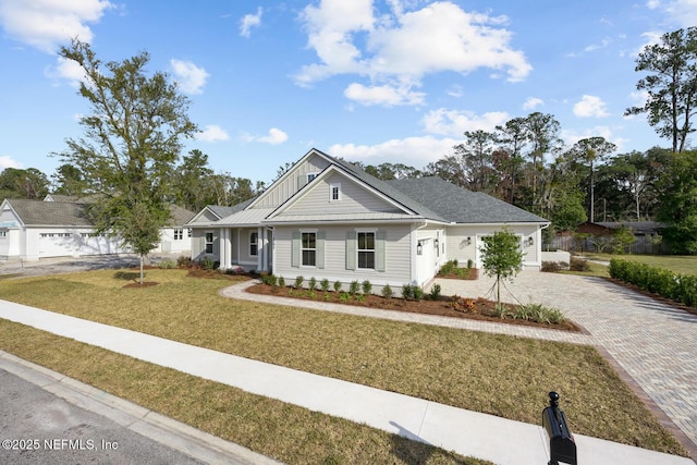 view of front facade with a front yard