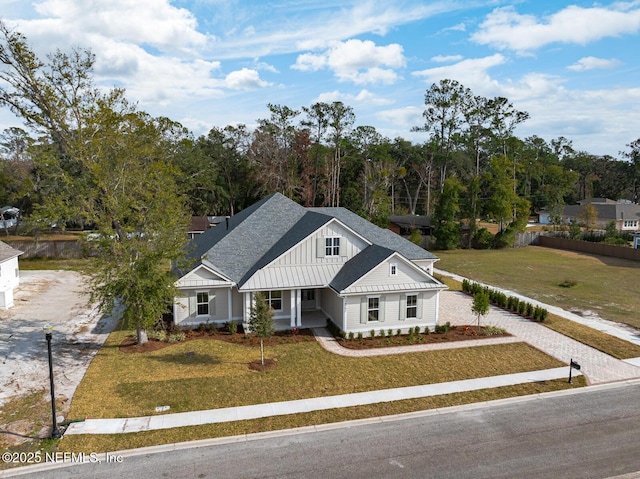 view of front of property featuring a front lawn