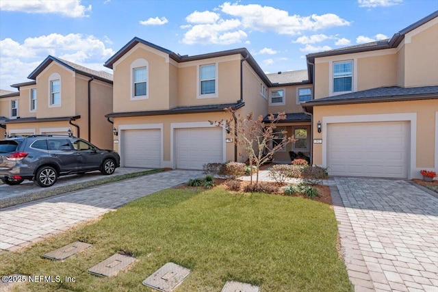 view of front of house featuring a garage and a front yard