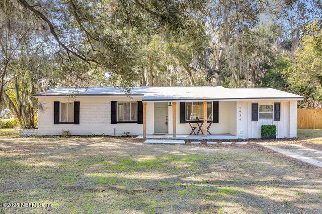 ranch-style home featuring a front yard and a porch