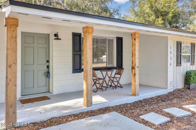 property entrance with covered porch