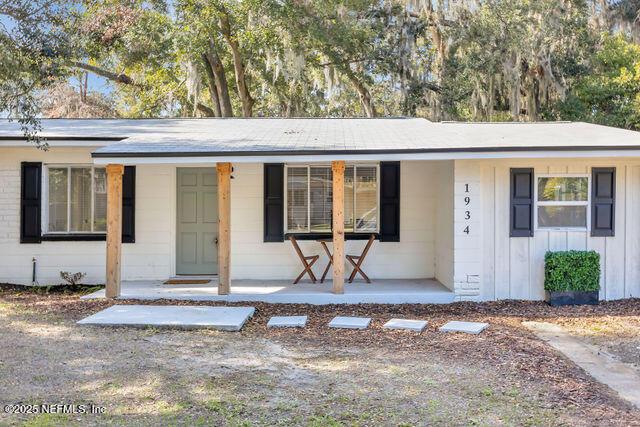 single story home featuring covered porch