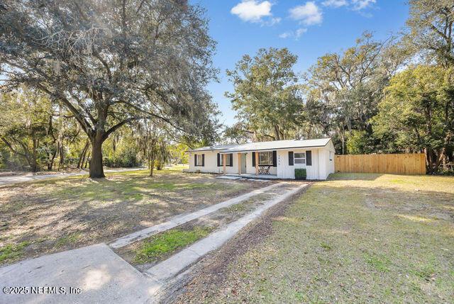 view of front of house with a front lawn