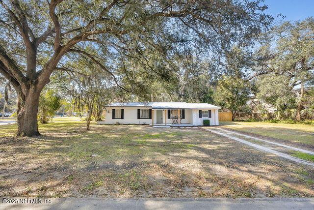 single story home with a front yard