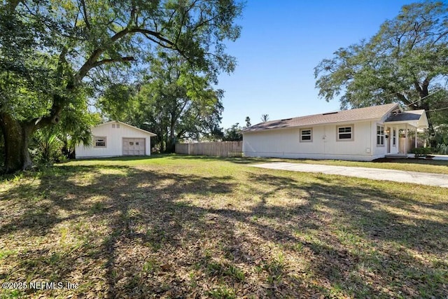 view of yard featuring an outbuilding