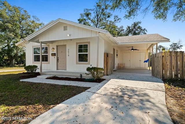 view of front of home featuring ceiling fan