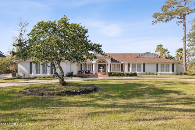 view of front facade with a front lawn