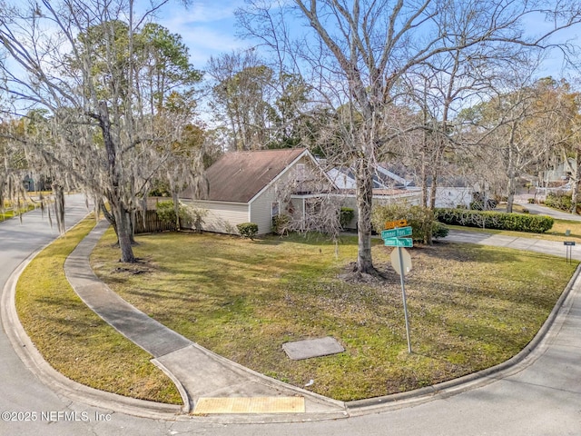 view of front of home featuring a front yard