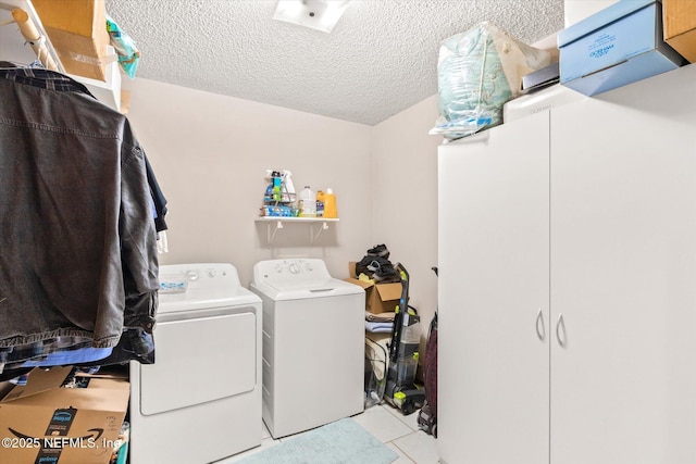 washroom featuring washing machine and clothes dryer and a textured ceiling