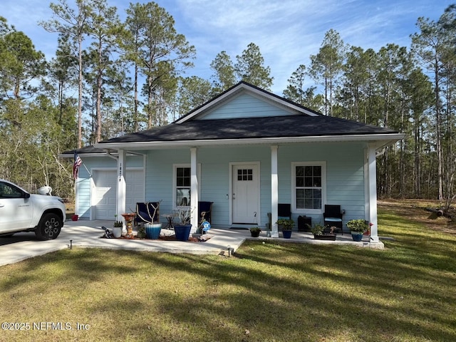 view of front of home featuring a garage, driveway, and a front lawn