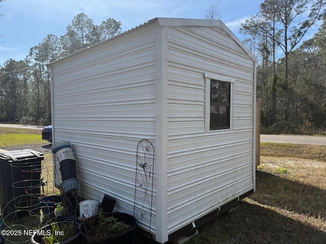 view of outdoor structure with an outbuilding