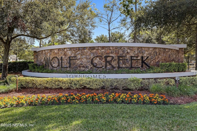 community sign featuring a yard