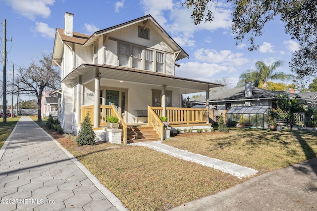 view of front of property featuring a porch and a front yard