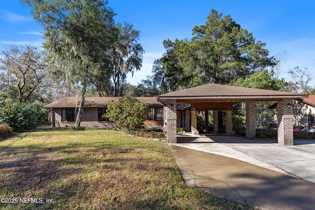 view of front of property featuring a front yard and a carport