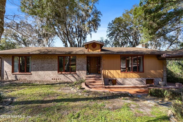 ranch-style house featuring a front yard