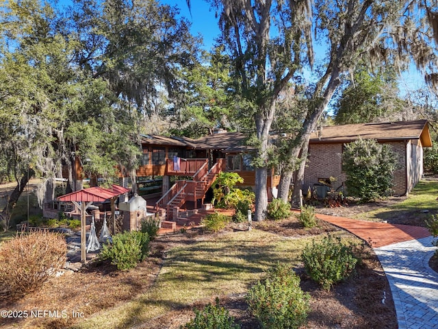 view of front of property featuring a deck and a front lawn