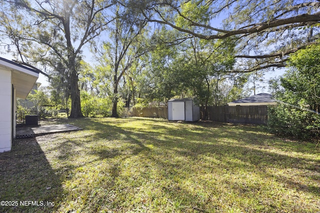 view of yard featuring a storage unit