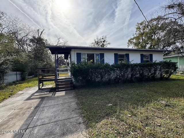 view of front of home with a front lawn