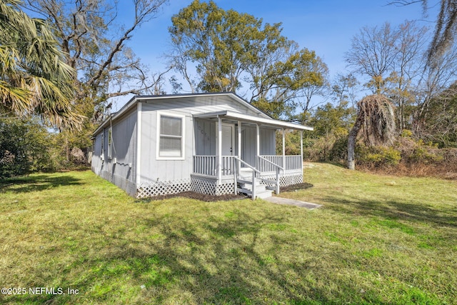 view of front facade featuring covered porch and a front lawn