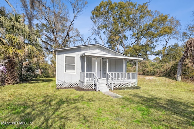 view of front of property featuring a front lawn and a porch