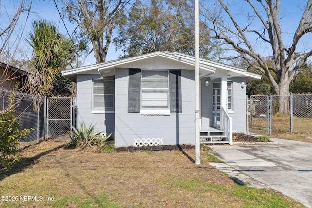 bungalow-style house featuring a front lawn