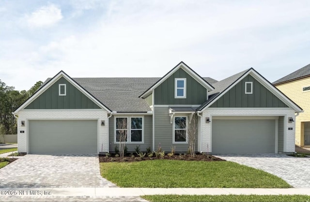 view of front of house featuring a garage and a front yard