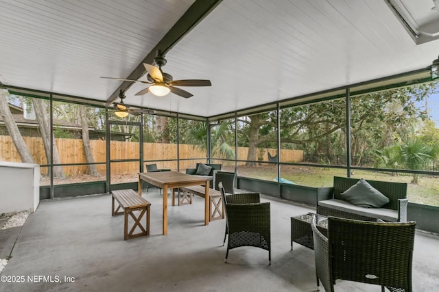 sunroom with ceiling fan