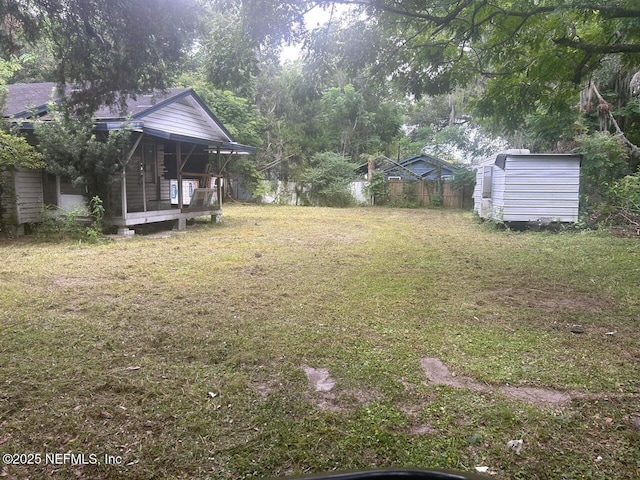 view of yard featuring a shed