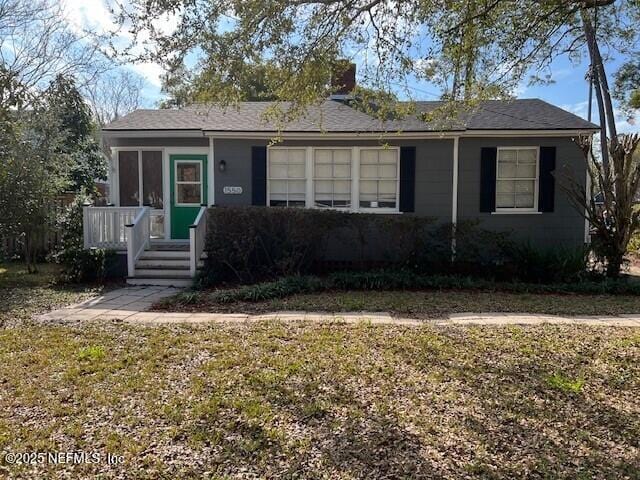 view of front of house featuring a front lawn