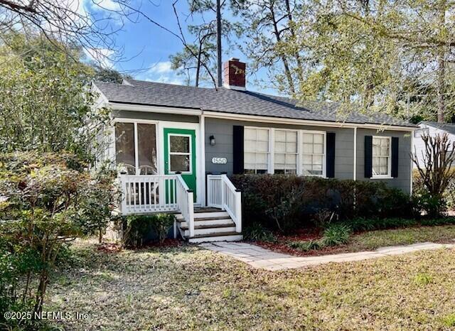 view of front of home with a front lawn