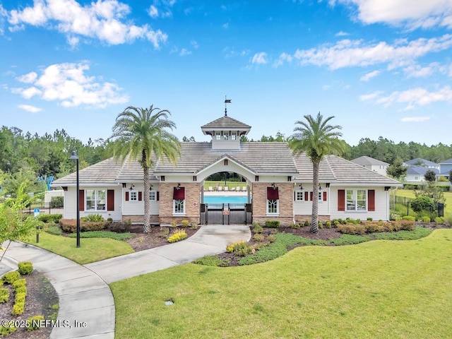 view of front of house featuring a front lawn