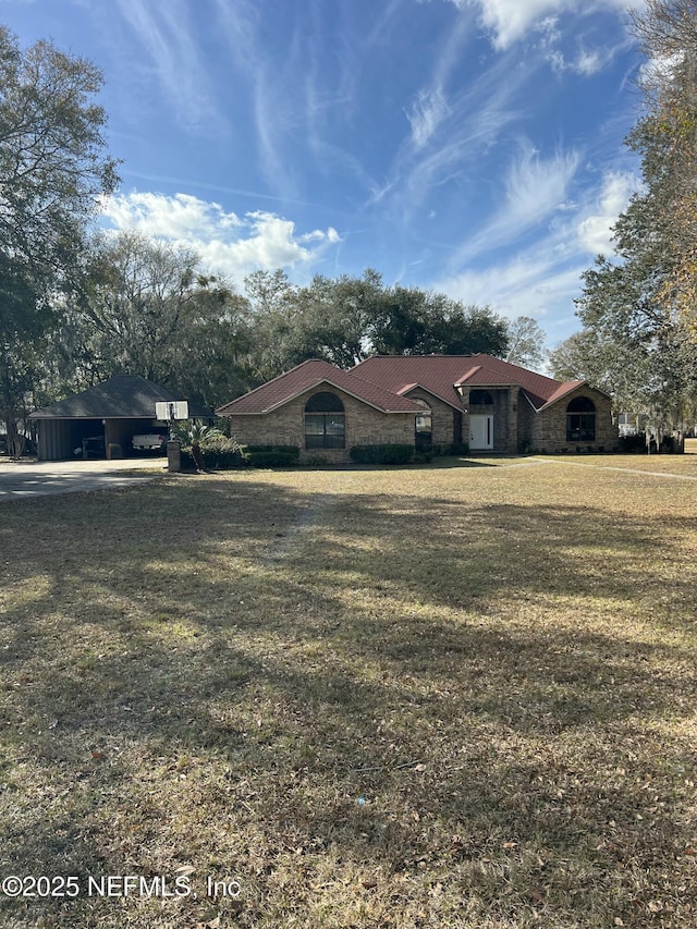 view of front of property featuring a front lawn