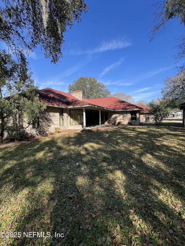 view of side of property featuring a yard