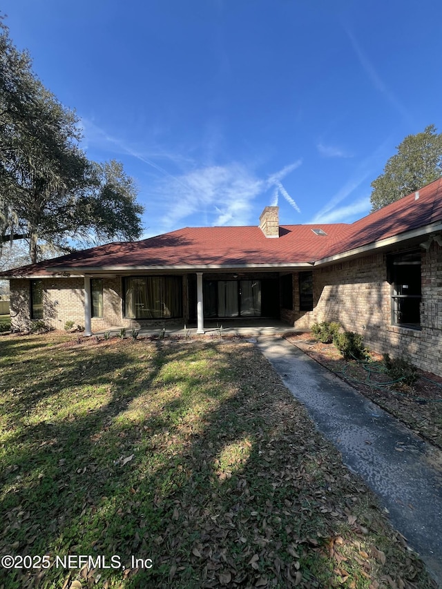 ranch-style house featuring a front yard