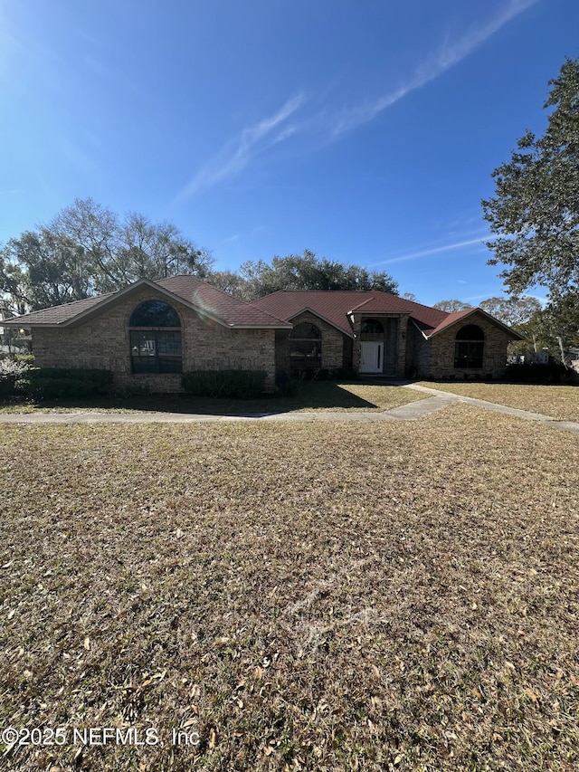 ranch-style house featuring a front lawn