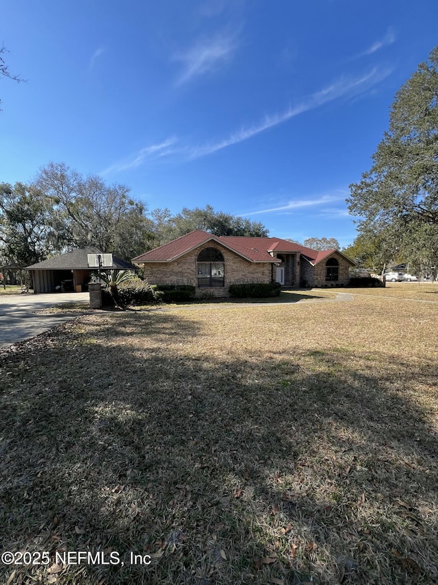 view of front facade featuring a front yard