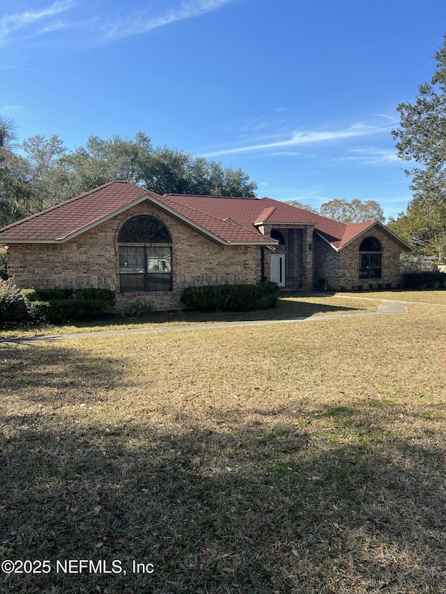 ranch-style home with a front yard