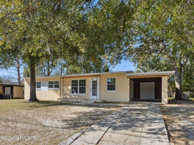 single story home with a carport