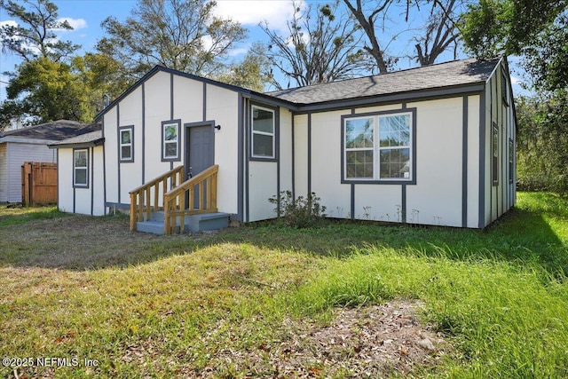 view of front facade featuring a front yard