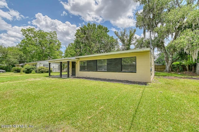 ranch-style home featuring a front lawn