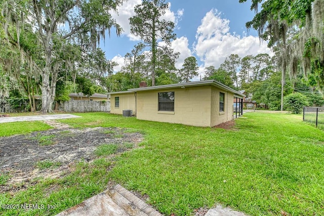 view of side of property featuring a yard