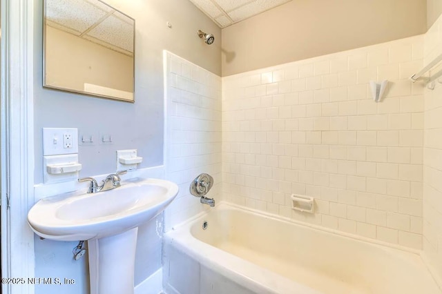 bathroom with tiled shower / bath