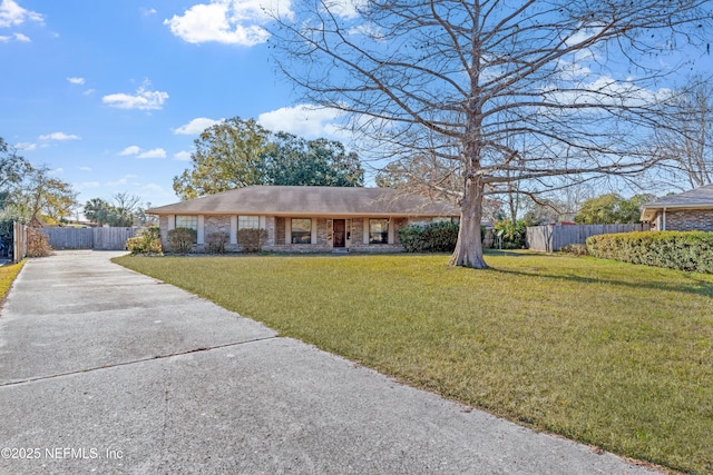 ranch-style house featuring a front yard