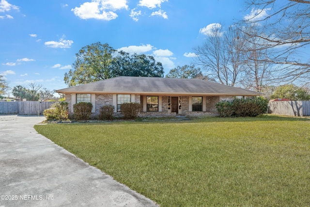 ranch-style house featuring a front lawn