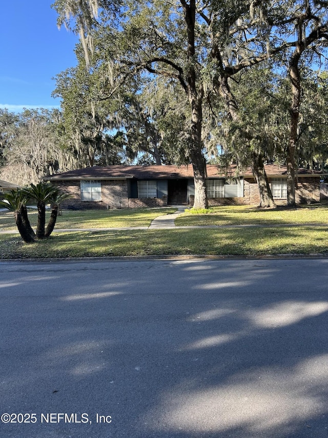 ranch-style house featuring a front yard