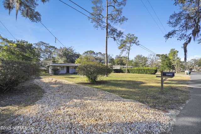 view of front of home featuring a front lawn