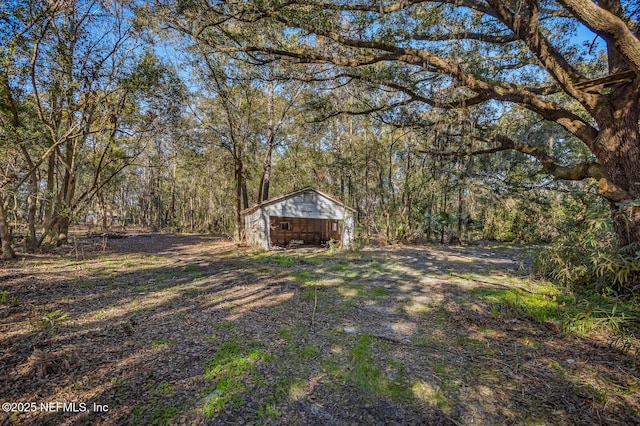 view of yard with an outbuilding